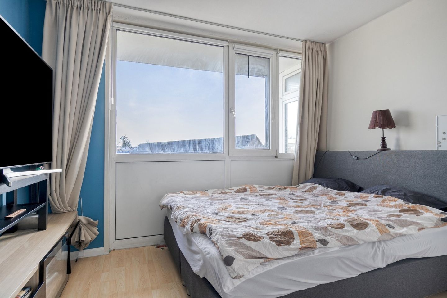 Sunny 3-room apartment with two balconies and all-day light — 20