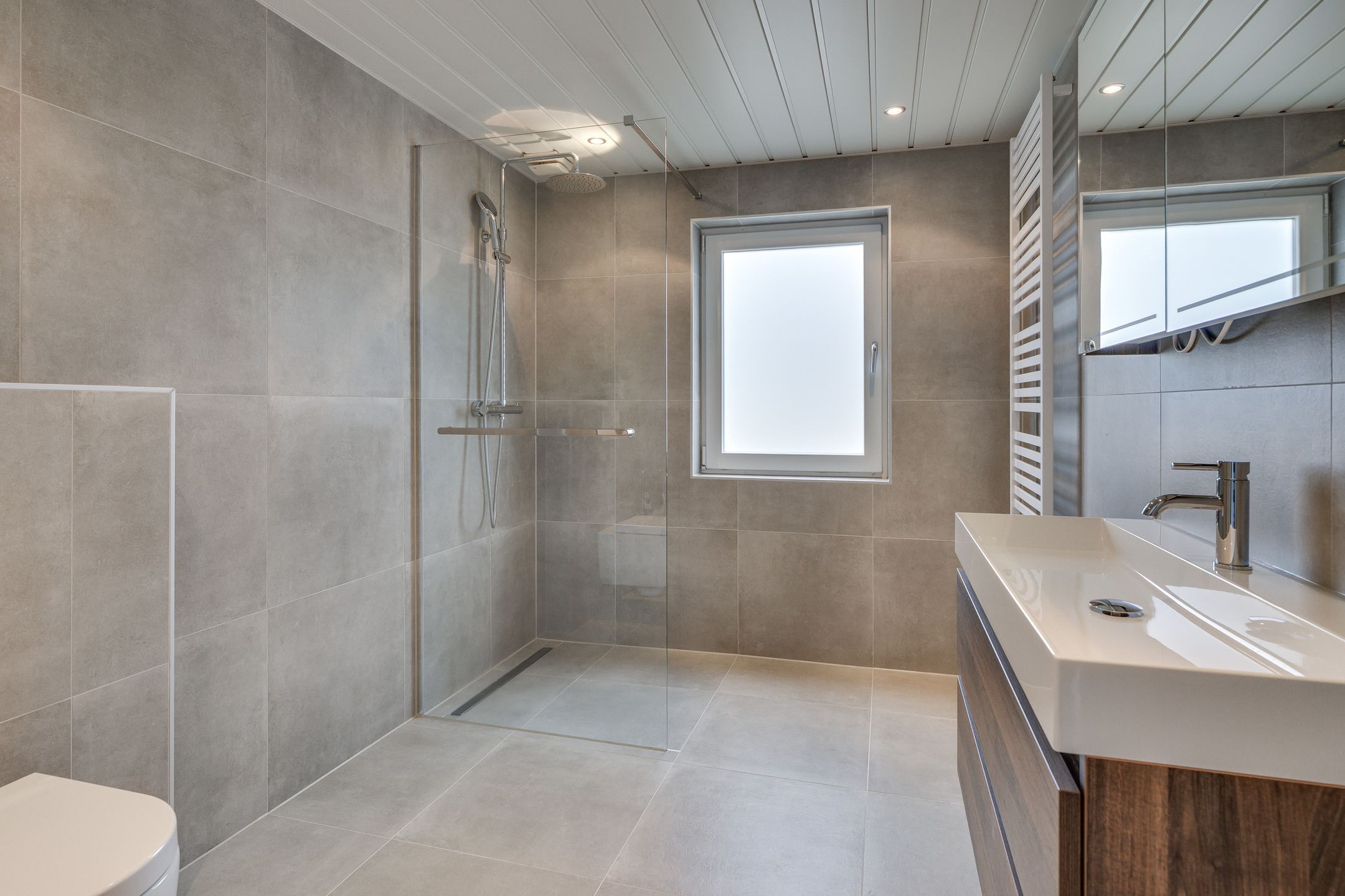 Spacious semi-detached family home with four bedrooms and south-facing garden — 14