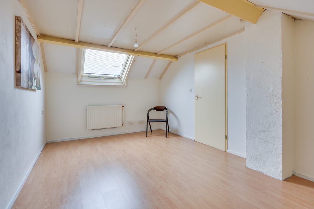 Spacious semi-detached family home with four bedrooms and south-facing garden — 16