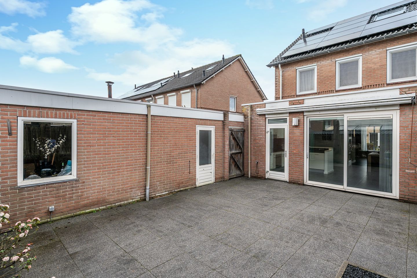 Spacious semi-detached family home with four bedrooms and south-facing garden — 19