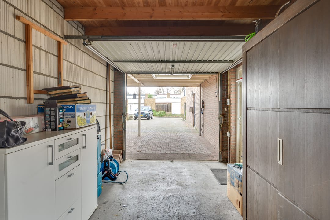 Spacious semi-detached family home with four bedrooms and south-facing garden — 21