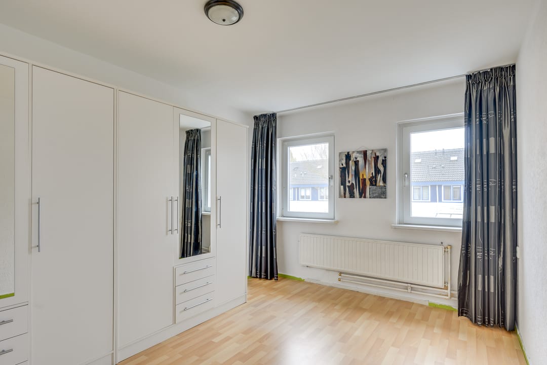 Spacious semi-detached family home with four bedrooms and south-facing garden — 12