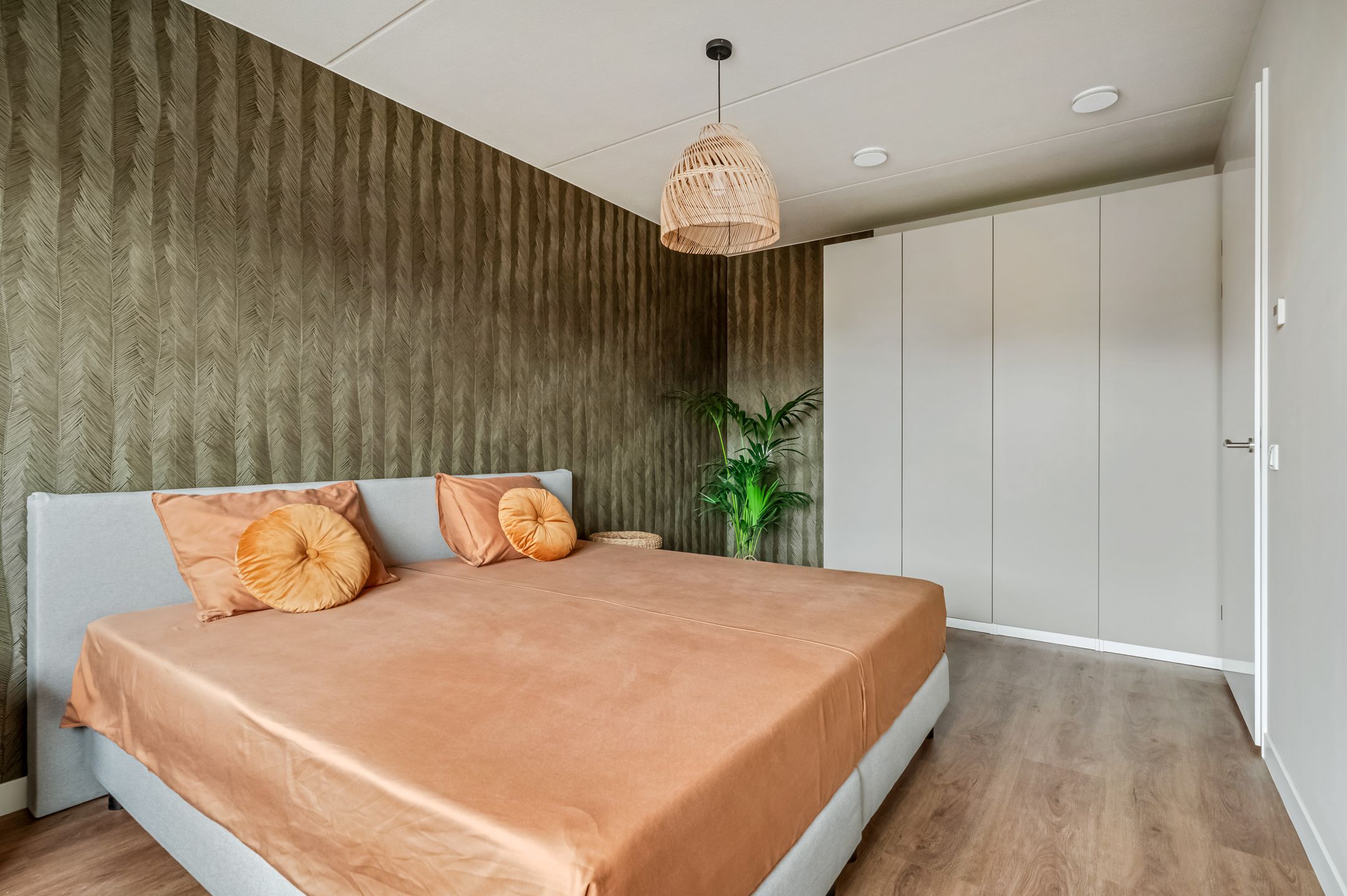 Modern and Energy Efficient Terraced House with Luxury Finish and Garden — 24