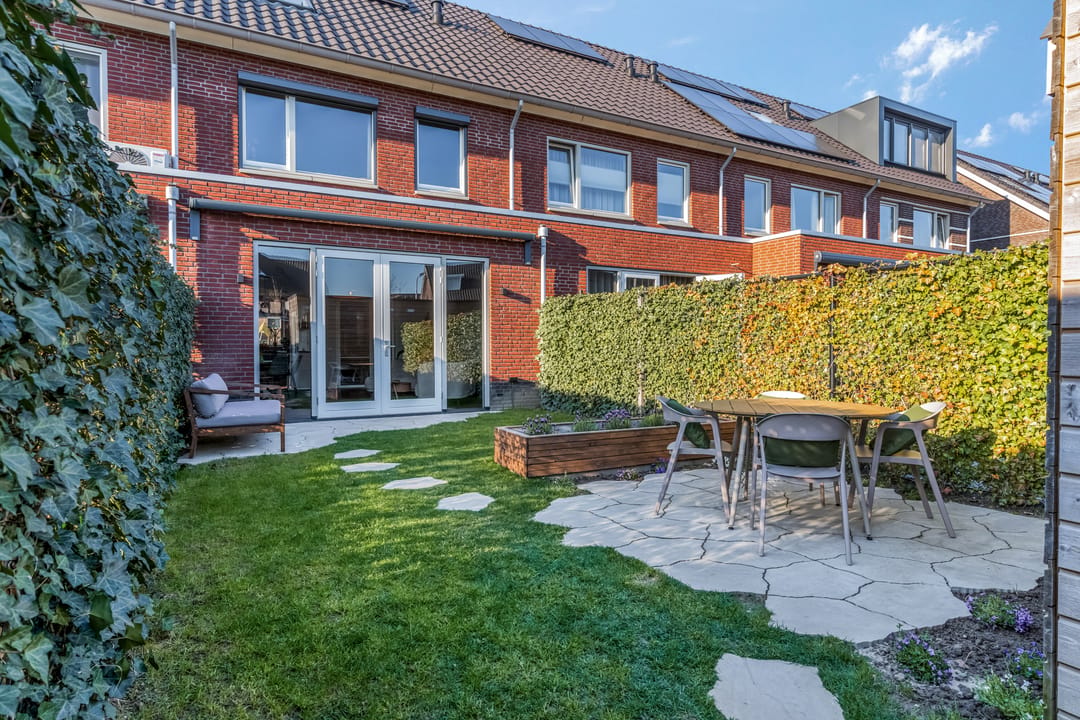Modern and Energy Efficient Terraced House with Luxury Finish and Garden — 41