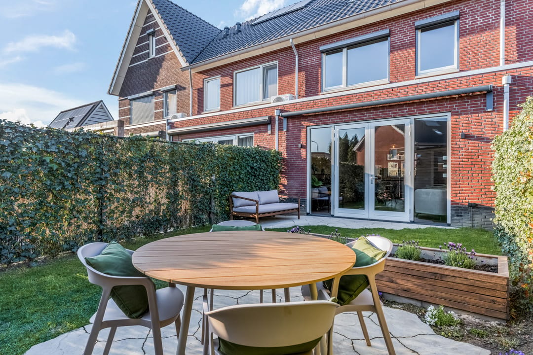 Modern and Energy Efficient Terraced House with Luxury Finish and Garden — 46