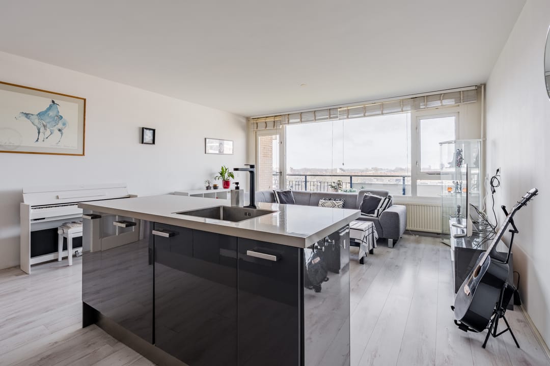 Light 2-room apartment with sunny balcony on the 7th floor in Diemen — 16