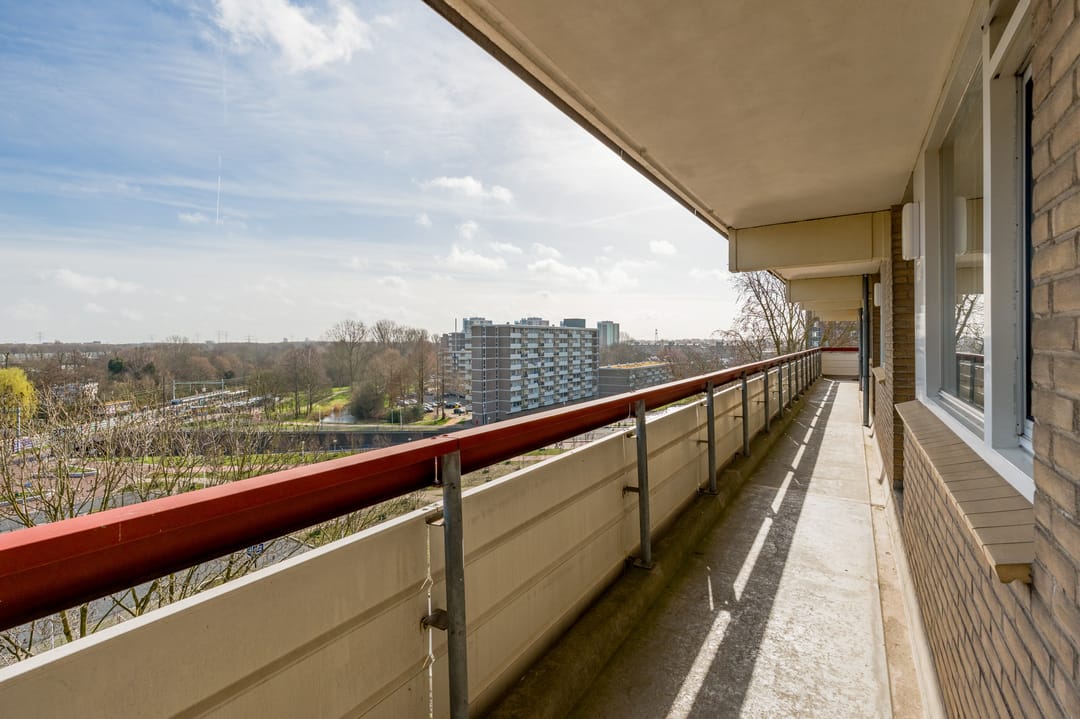 Light 2-room apartment with sunny balcony on the 7th floor in Diemen — 26