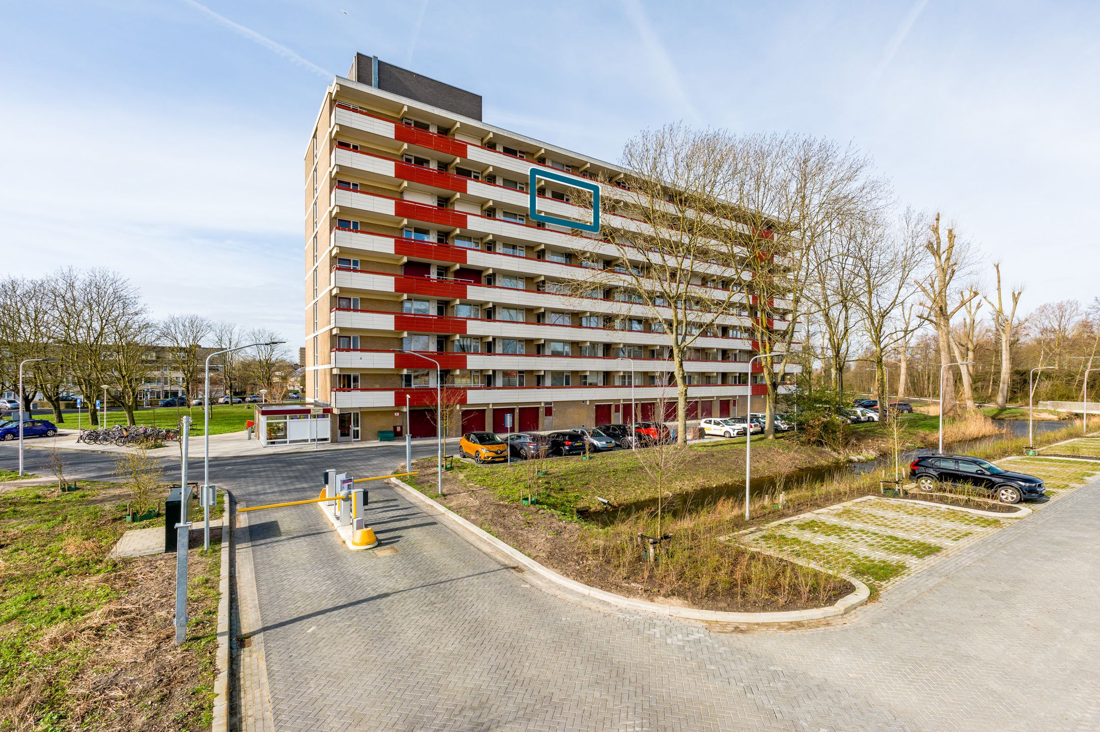 Light 2-room apartment with sunny balcony on the 7th floor in Diemen — 32