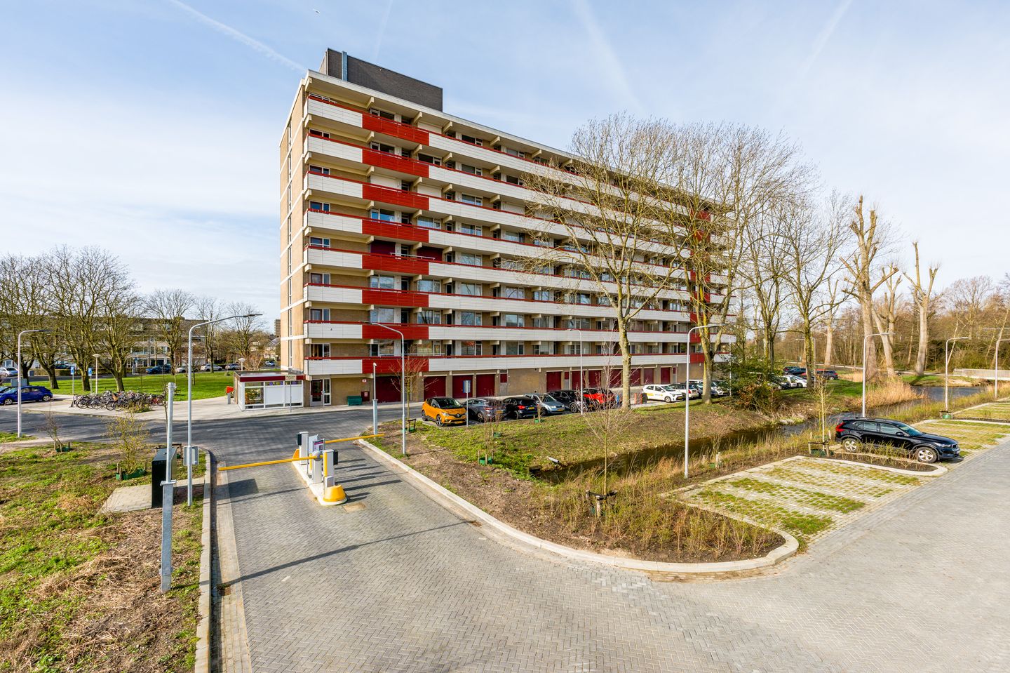 Light 2-room apartment with sunny balcony on the 7th floor in Diemen — 33