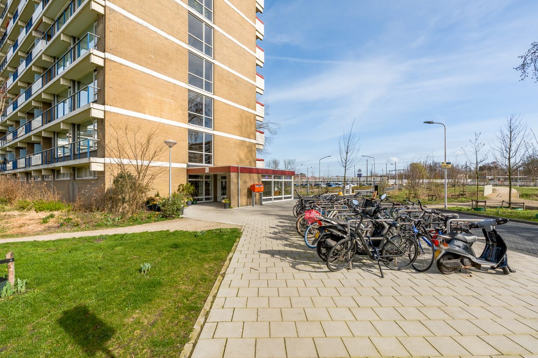 Light 2-room apartment with sunny balcony on the 7th floor in Diemen — 36