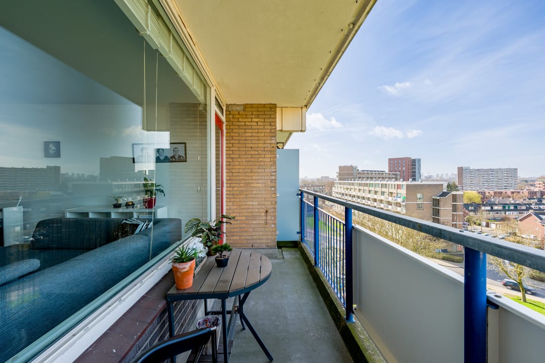 Light 2-room apartment with sunny balcony on the 7th floor in Diemen — 40