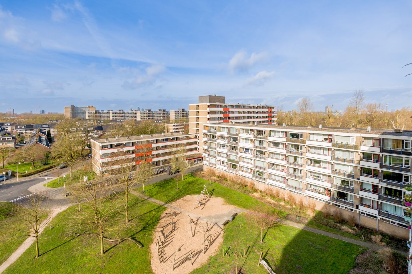 Light 2-room apartment with sunny balcony on the 7th floor in Diemen — 43
