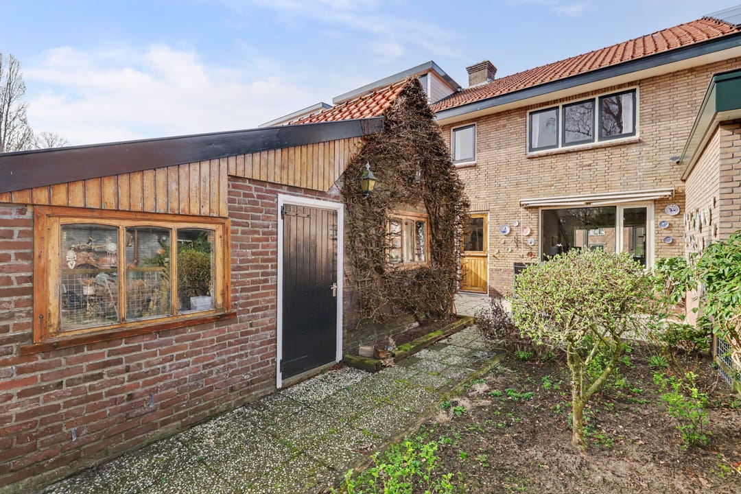 Well-maintained 1930s terraced house with deep garden in Soest 't Hart — 37