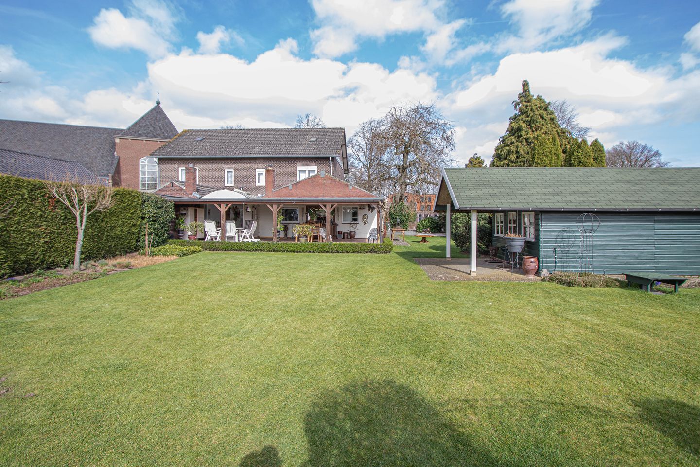 Spacious semi-detached house with park-like garden on the edge of Heythuysen — 34