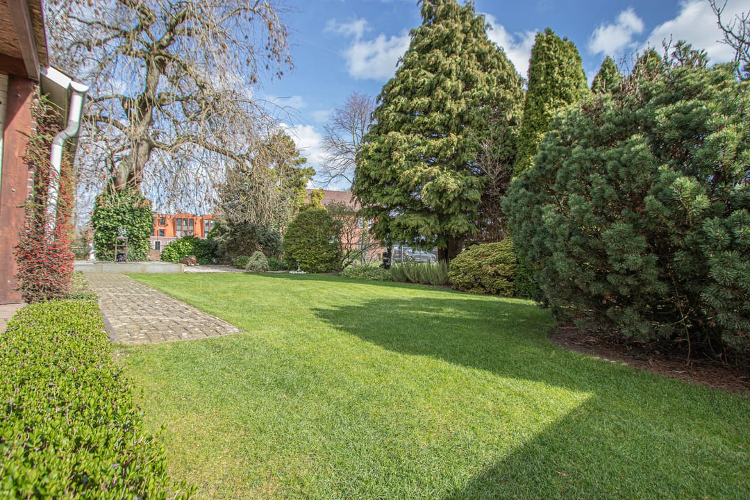 Spacious semi-detached house with park-like garden on the edge of Heythuysen — 37