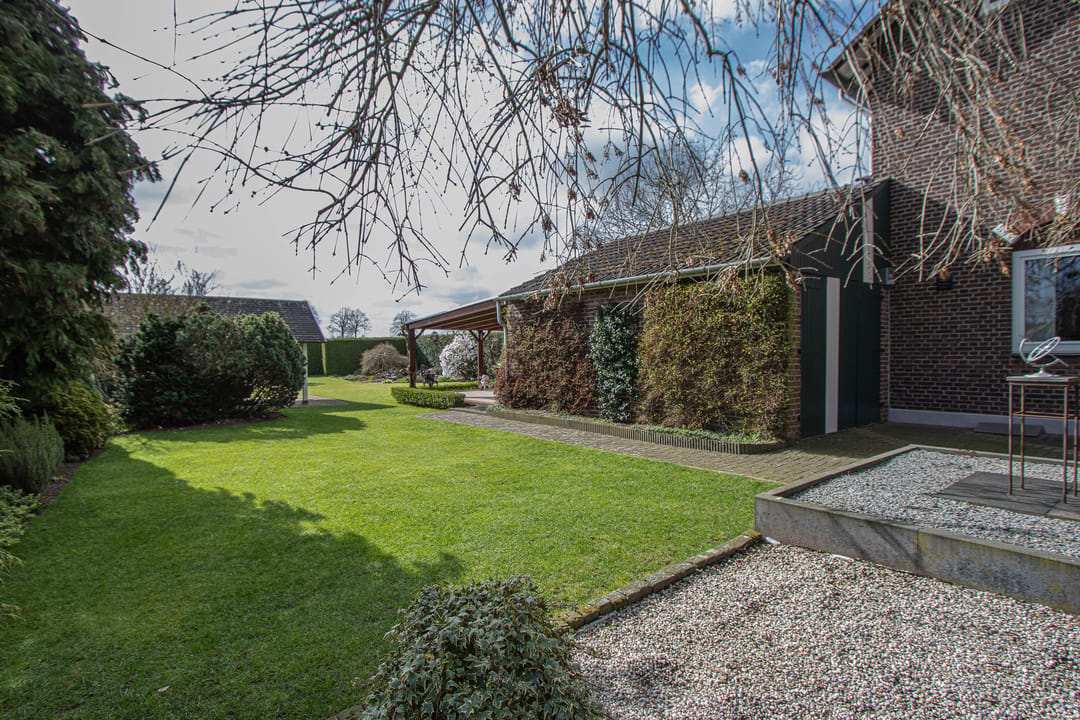 Spacious semi-detached house with park-like garden on the edge of Heythuysen — 38
