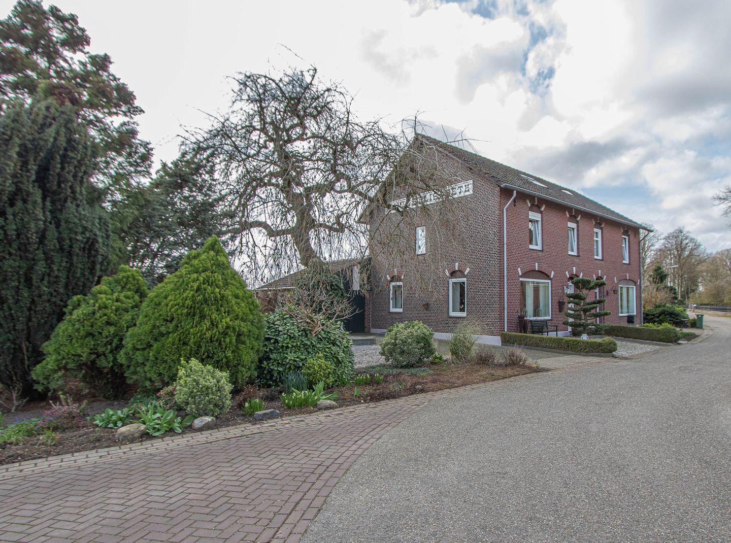 Spacious semi-detached house with park-like garden on the edge of Heythuysen — 40