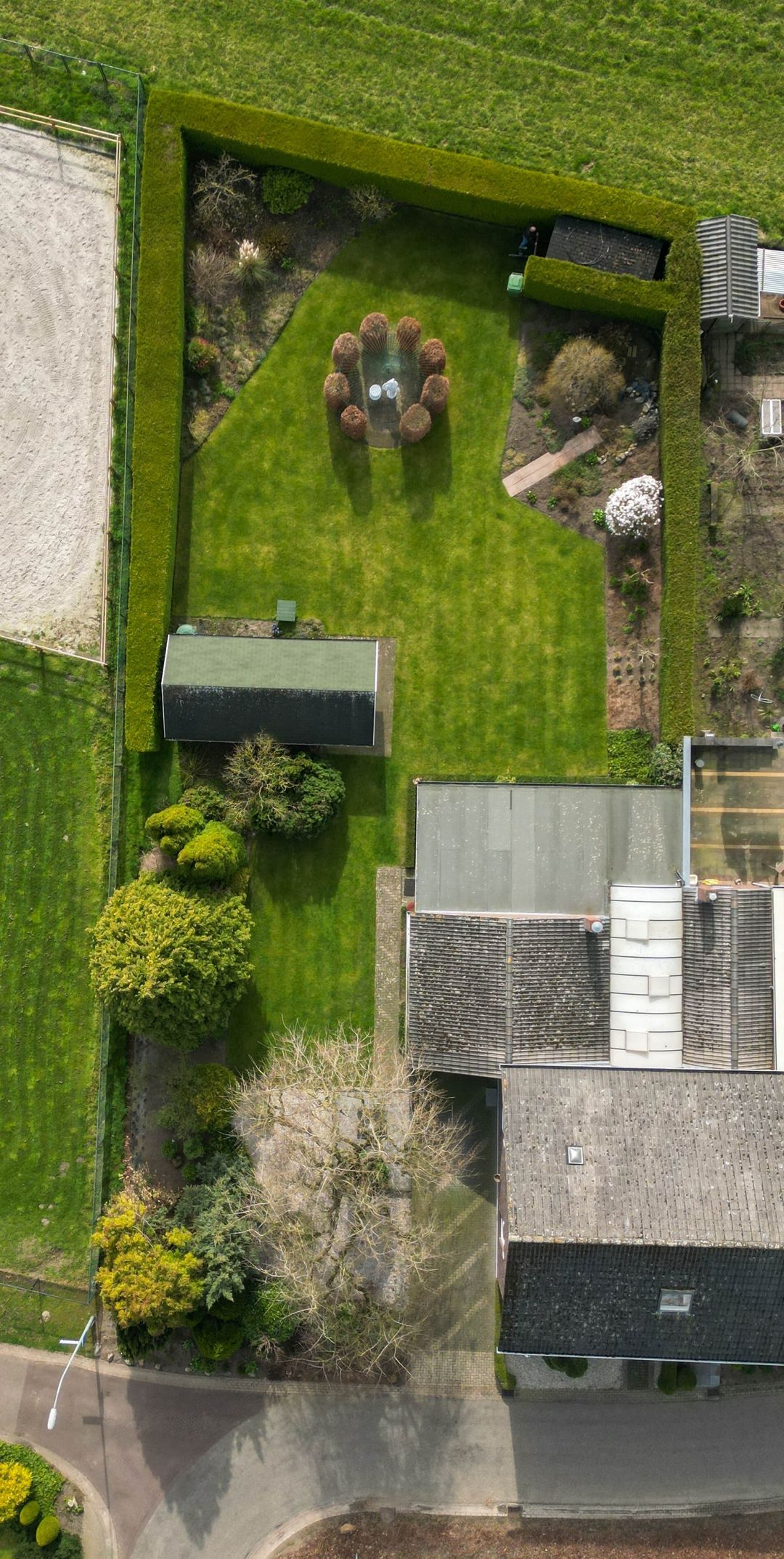 Spacious semi-detached house with park-like garden on the edge of Heythuysen — 41