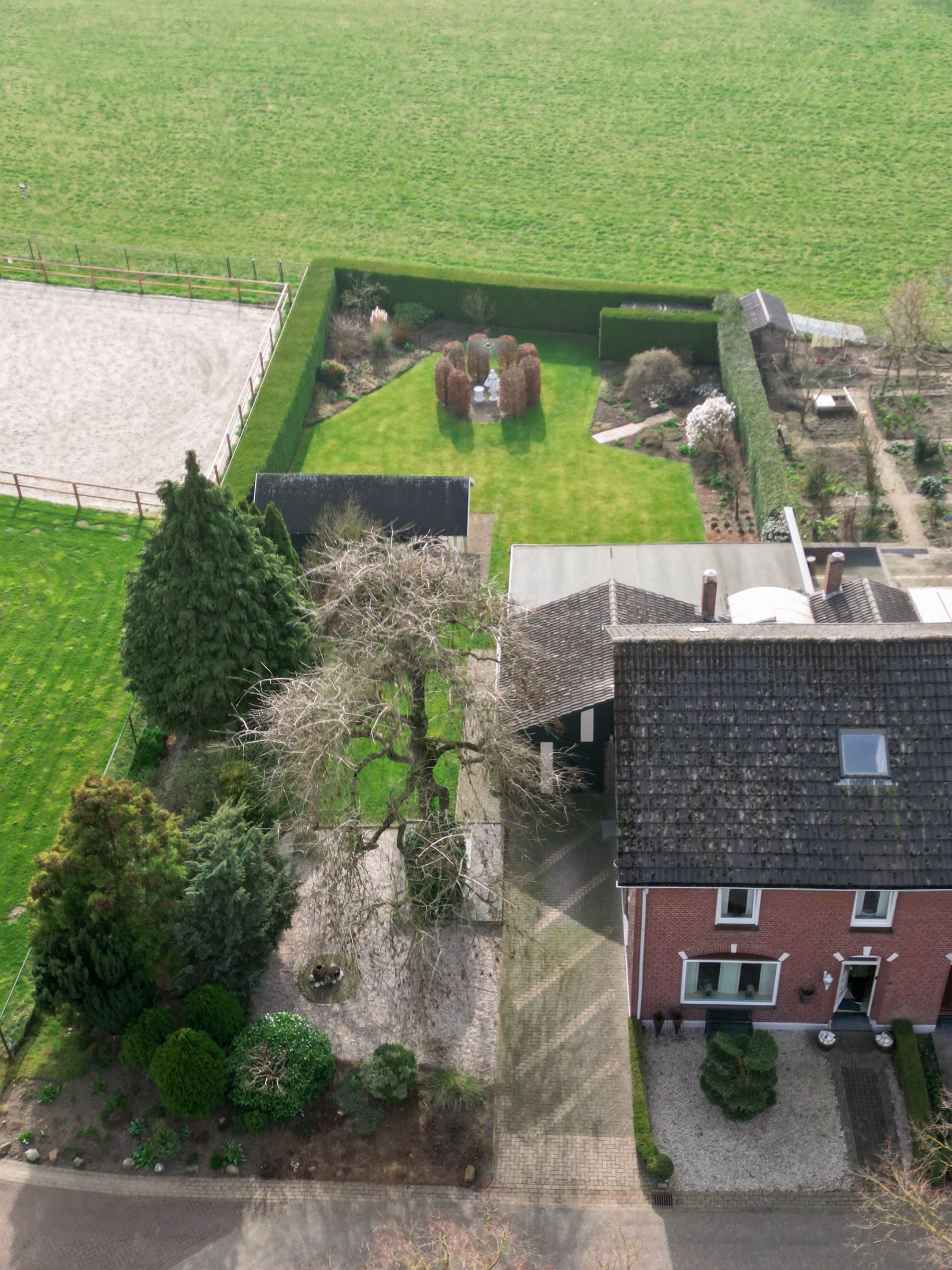 Spacious semi-detached house with park-like garden on the edge of Heythuysen — 42