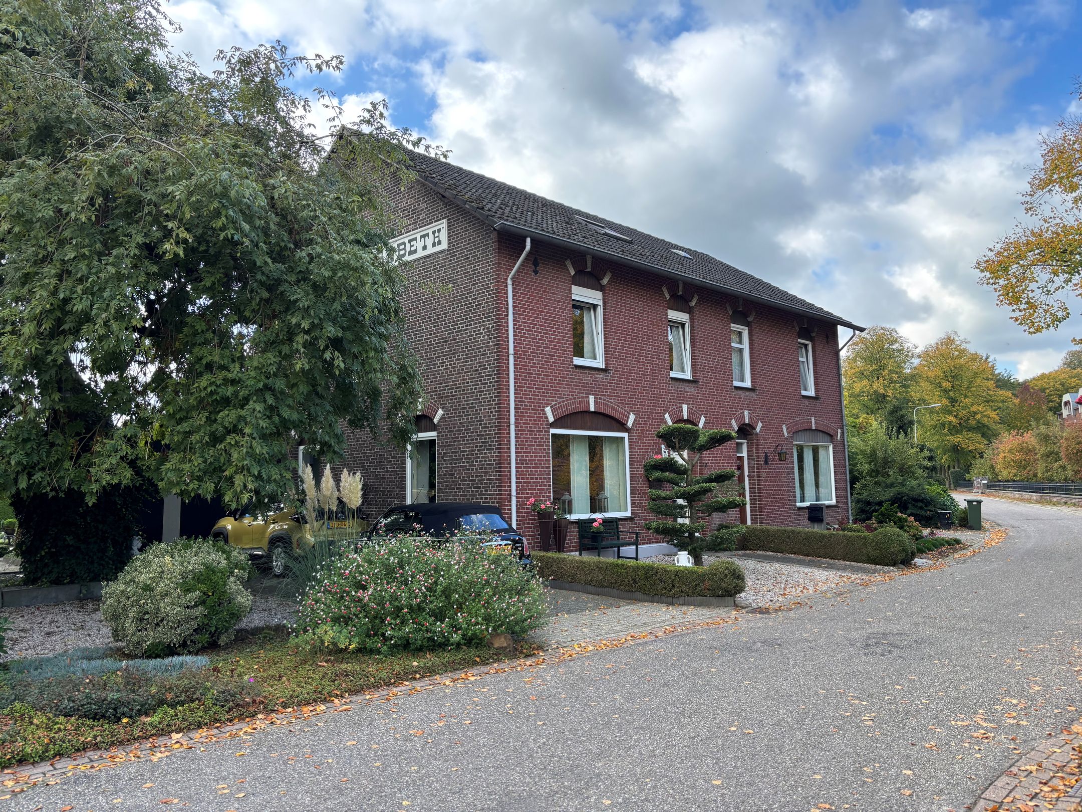 Spacious semi-detached house with park-like garden on the edge of Heythuysen — 45