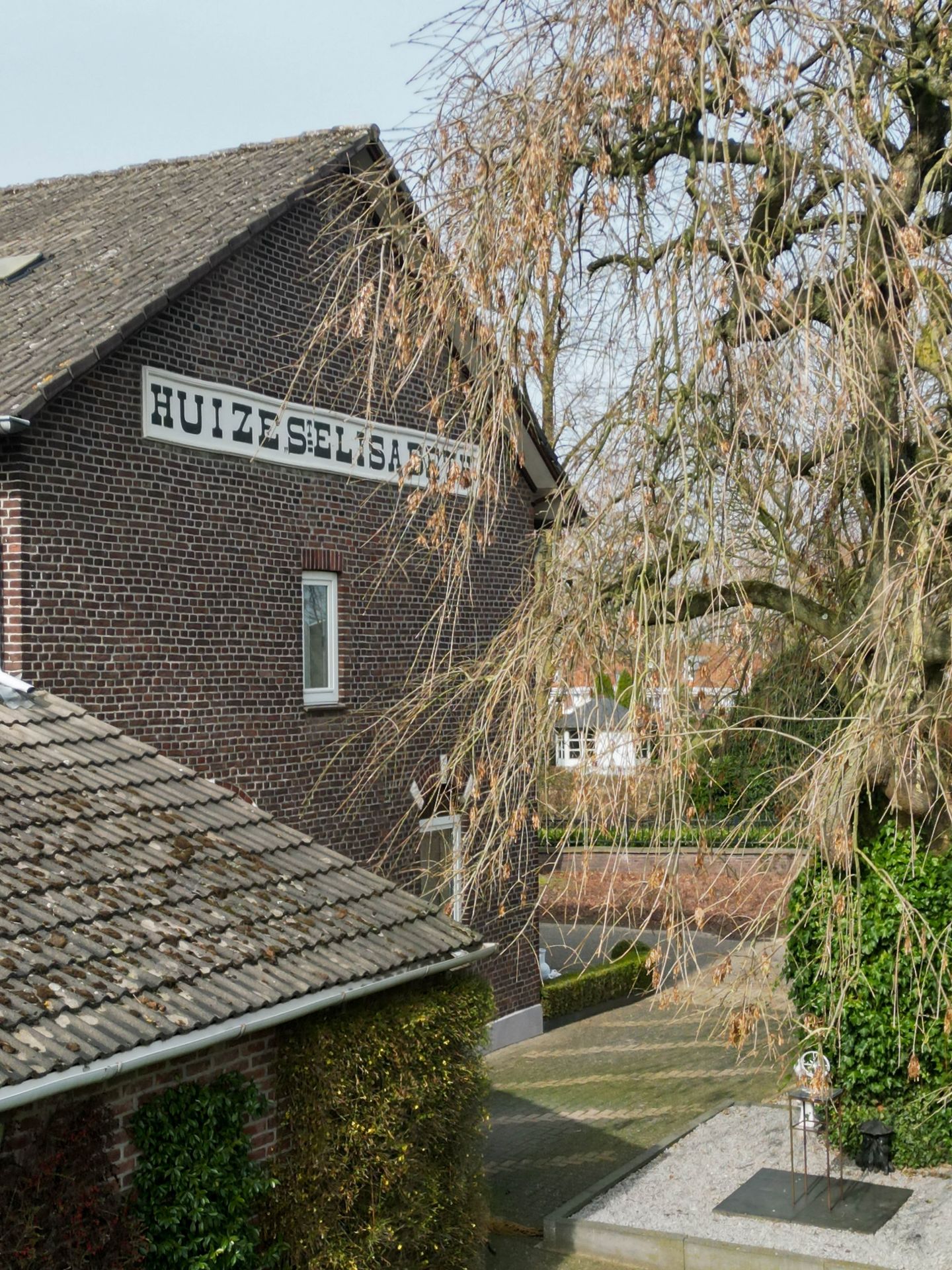 Spacious semi-detached house with park-like garden on the edge of Heythuysen — 44