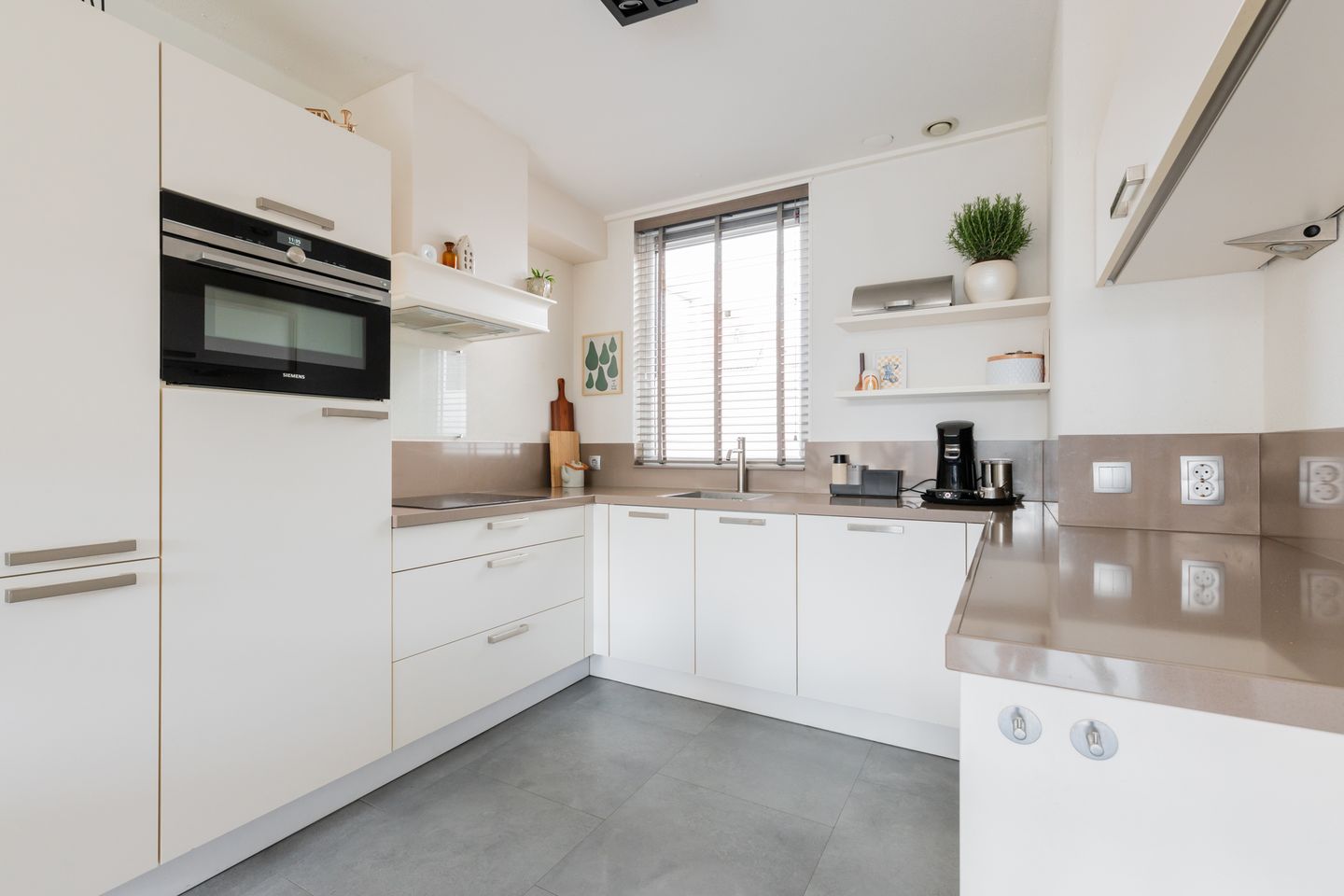 Photo 19 of Roer 272