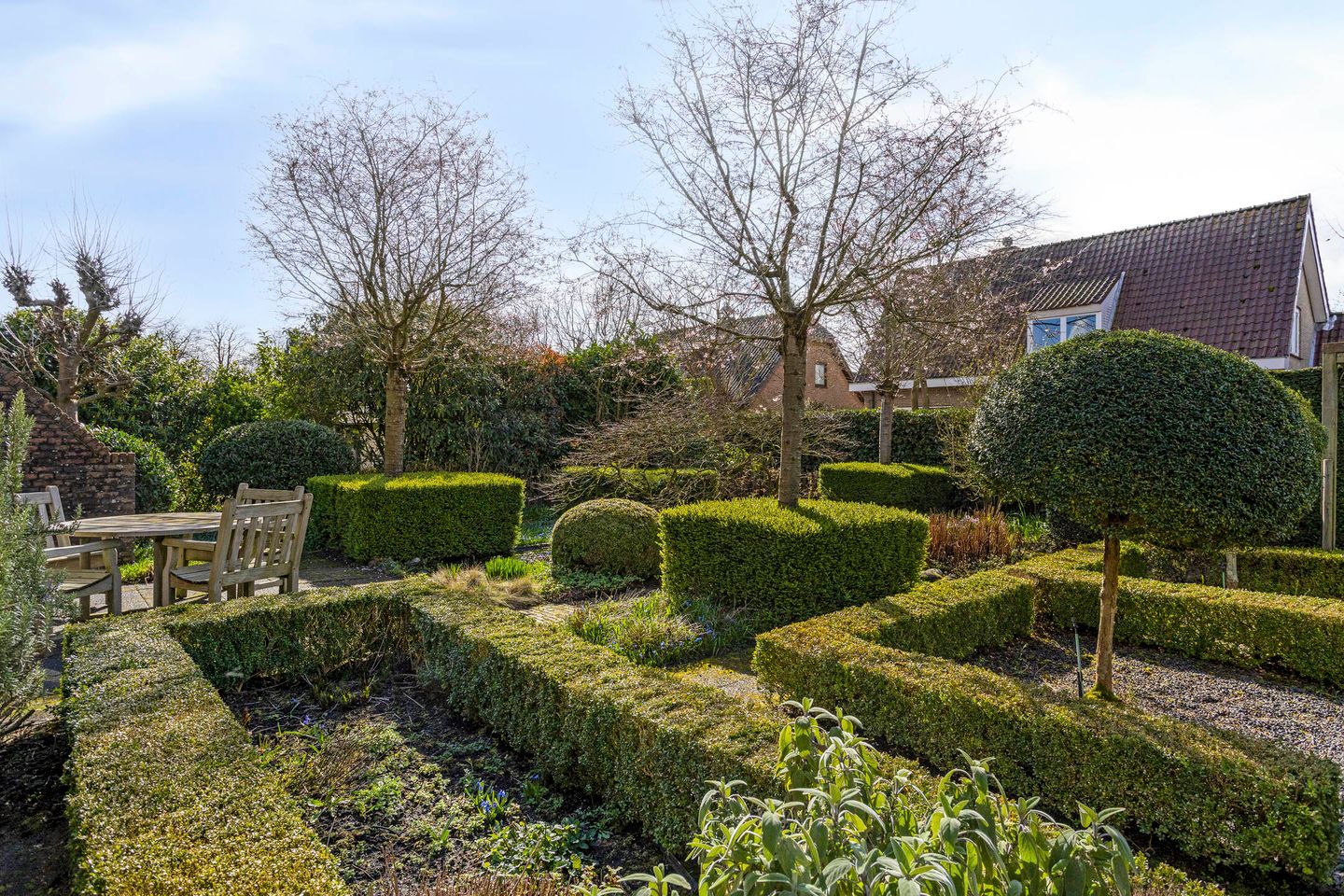 Detached House with Garage and Private Garden — 13