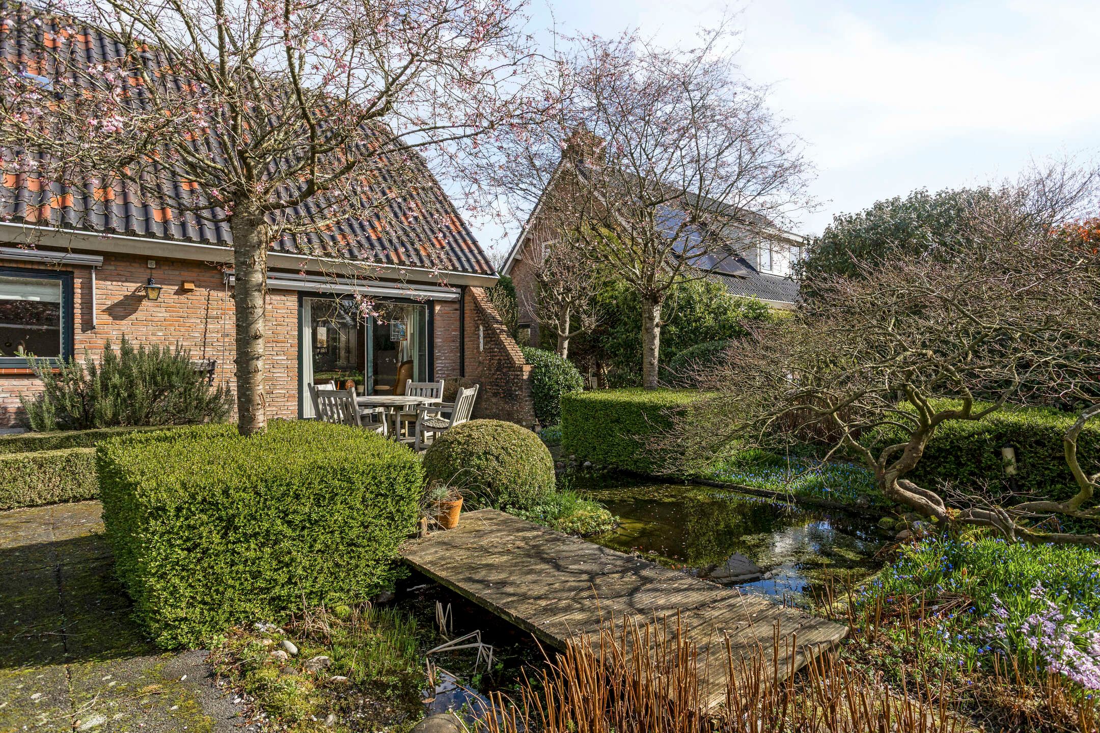 Detached House with Garage and Private Garden — 14