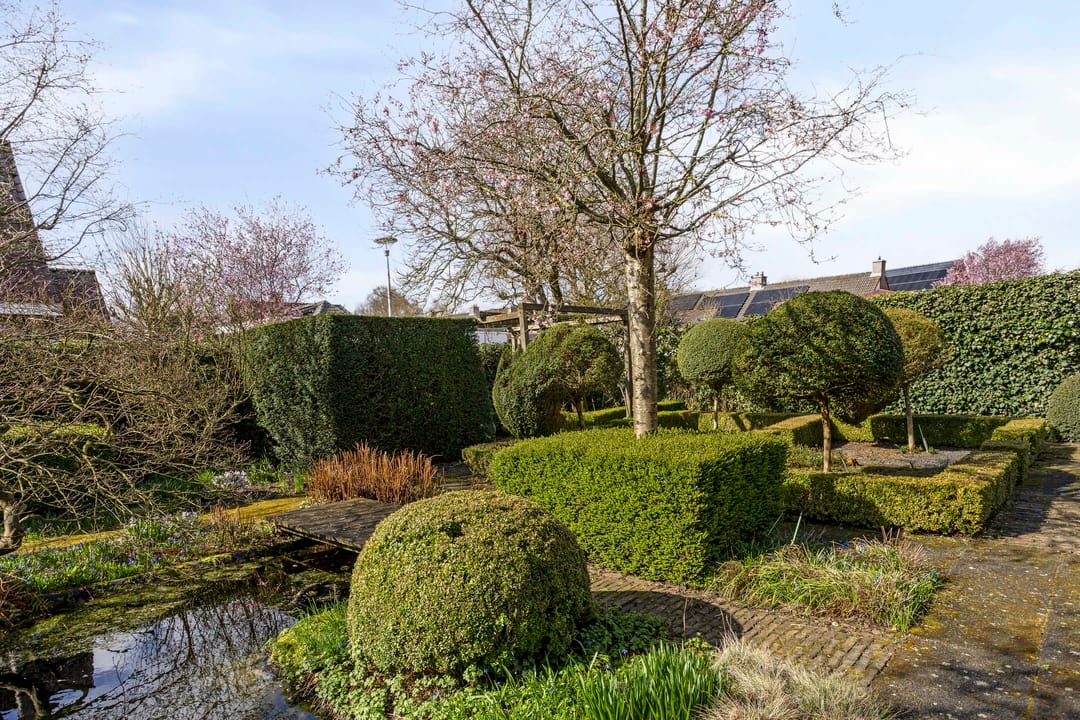 Detached House with Garage and Private Garden — 15