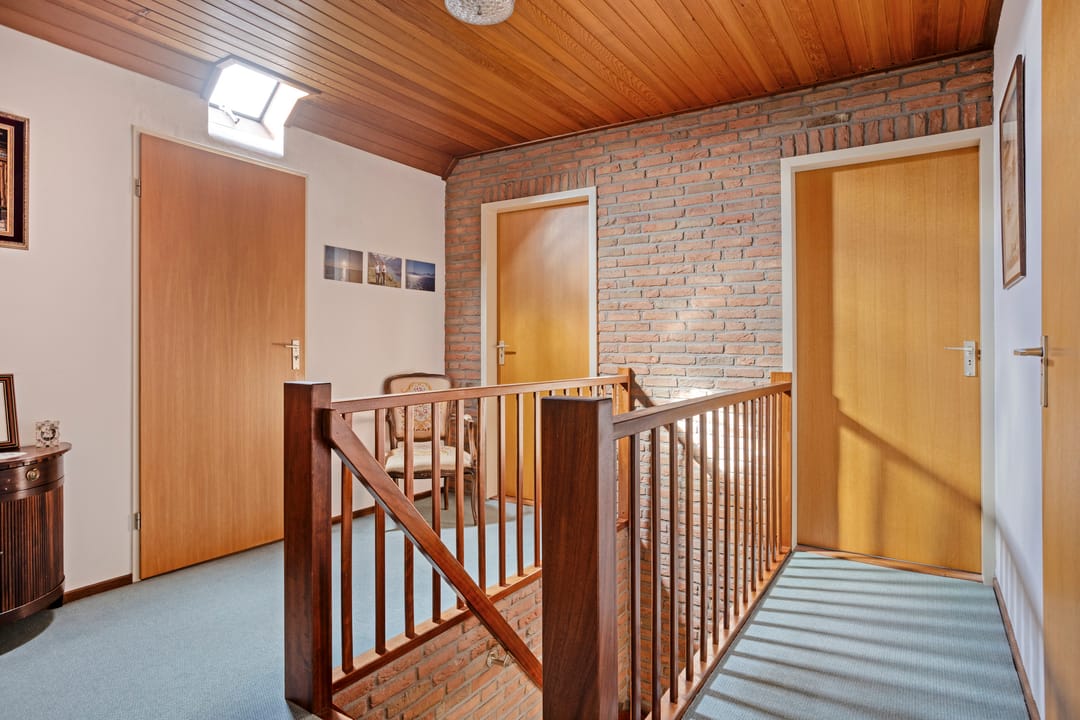 Detached House with Garage and Private Garden — 16