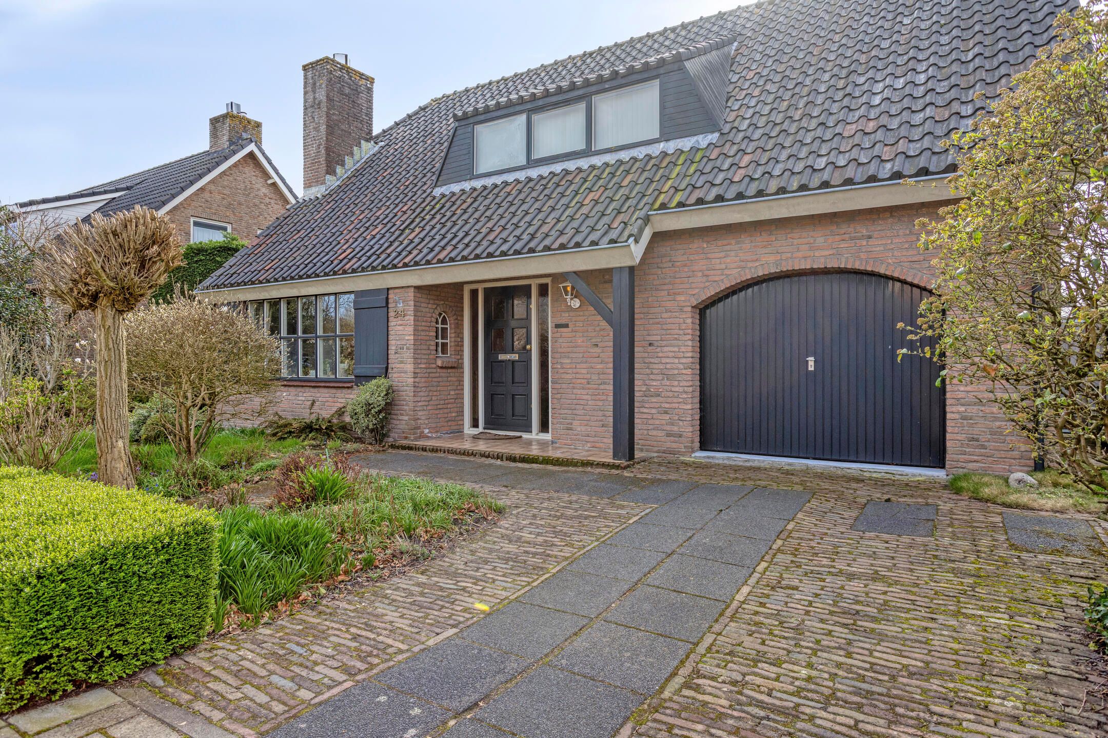 Detached House with Garage and Private Garden — 29