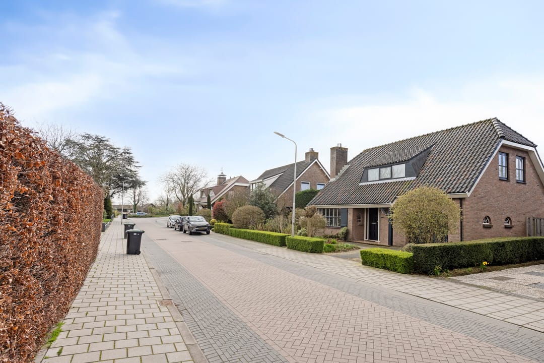 Detached House with Garage and Private Garden — 30