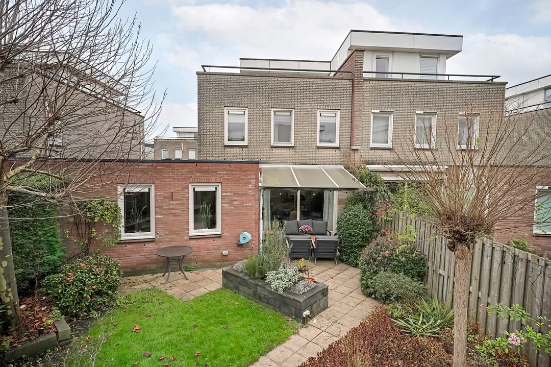 Spacious semi-detached family home in a quiet and green location in Hoofddorp — 15