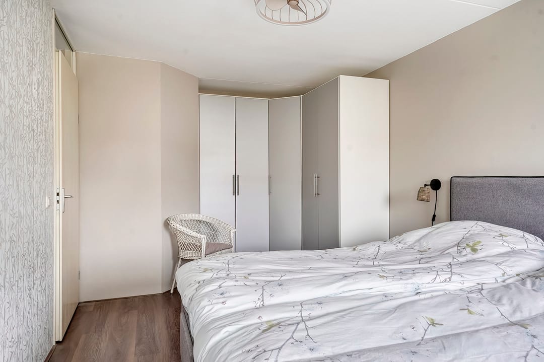 Spacious semi-detached family home in a quiet and green location in Hoofddorp — 20
