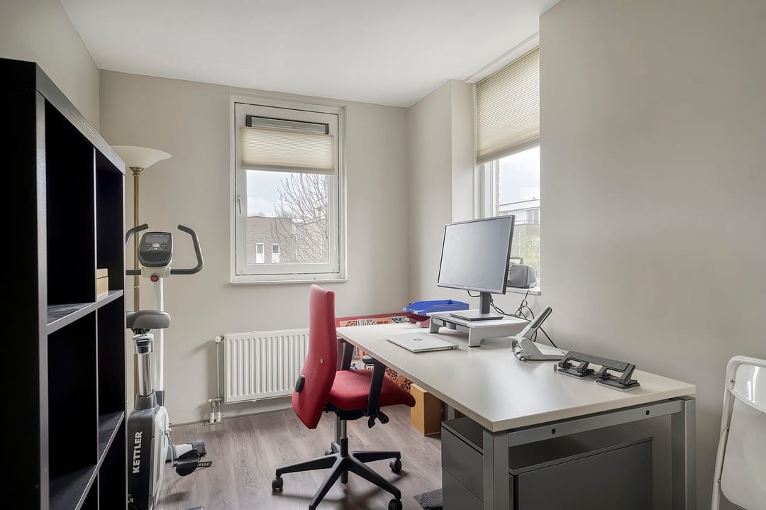 Spacious semi-detached family home in a quiet and green location in Hoofddorp — 21
