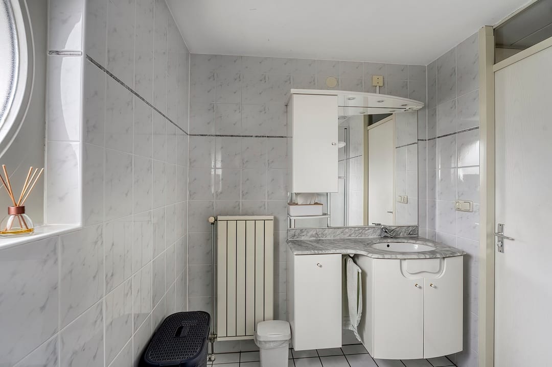 Spacious semi-detached family home in a quiet and green location in Hoofddorp — 24