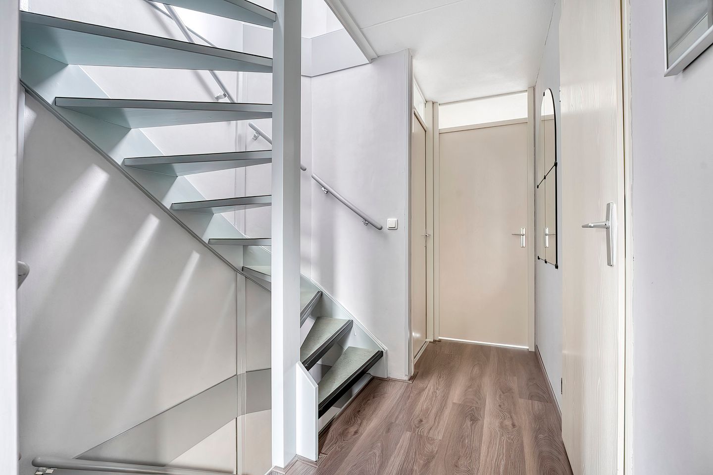 Spacious semi-detached family home in a quiet and green location in Hoofddorp — 27