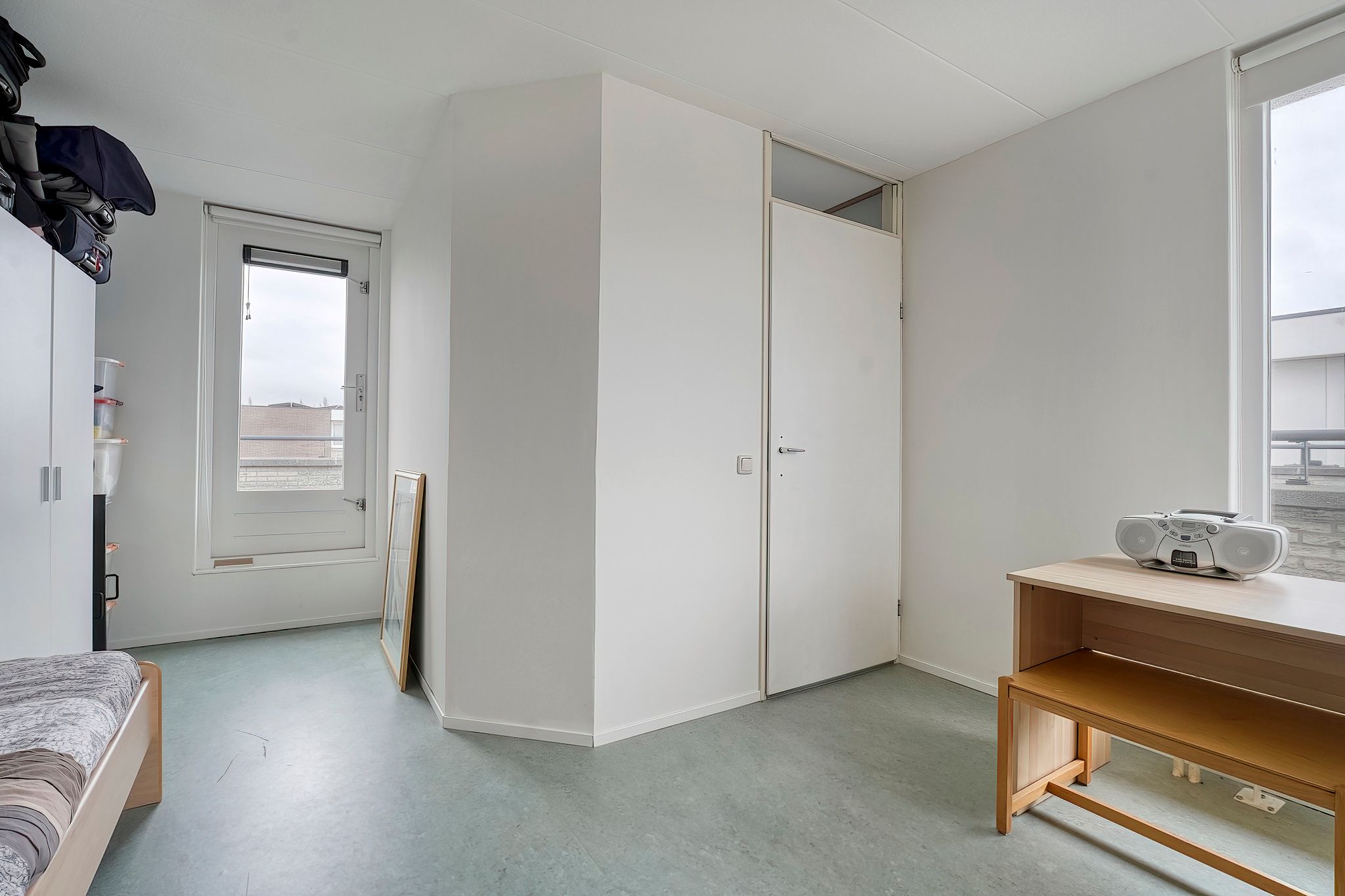 Spacious semi-detached family home in a quiet and green location in Hoofddorp — 31