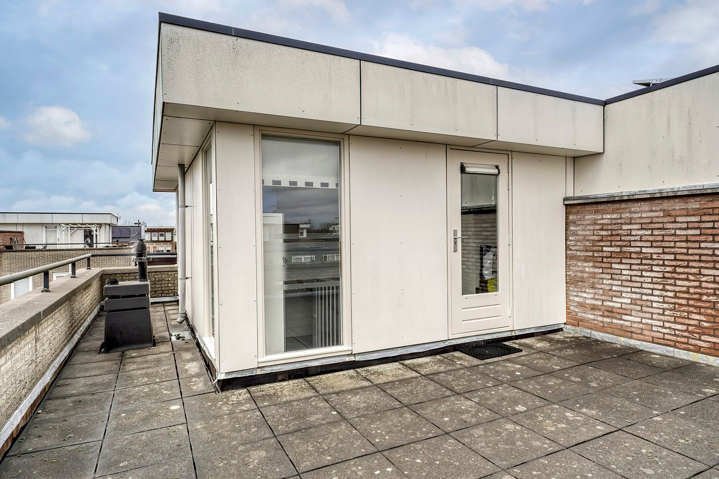 Spacious semi-detached family home in a quiet and green location in Hoofddorp — 32