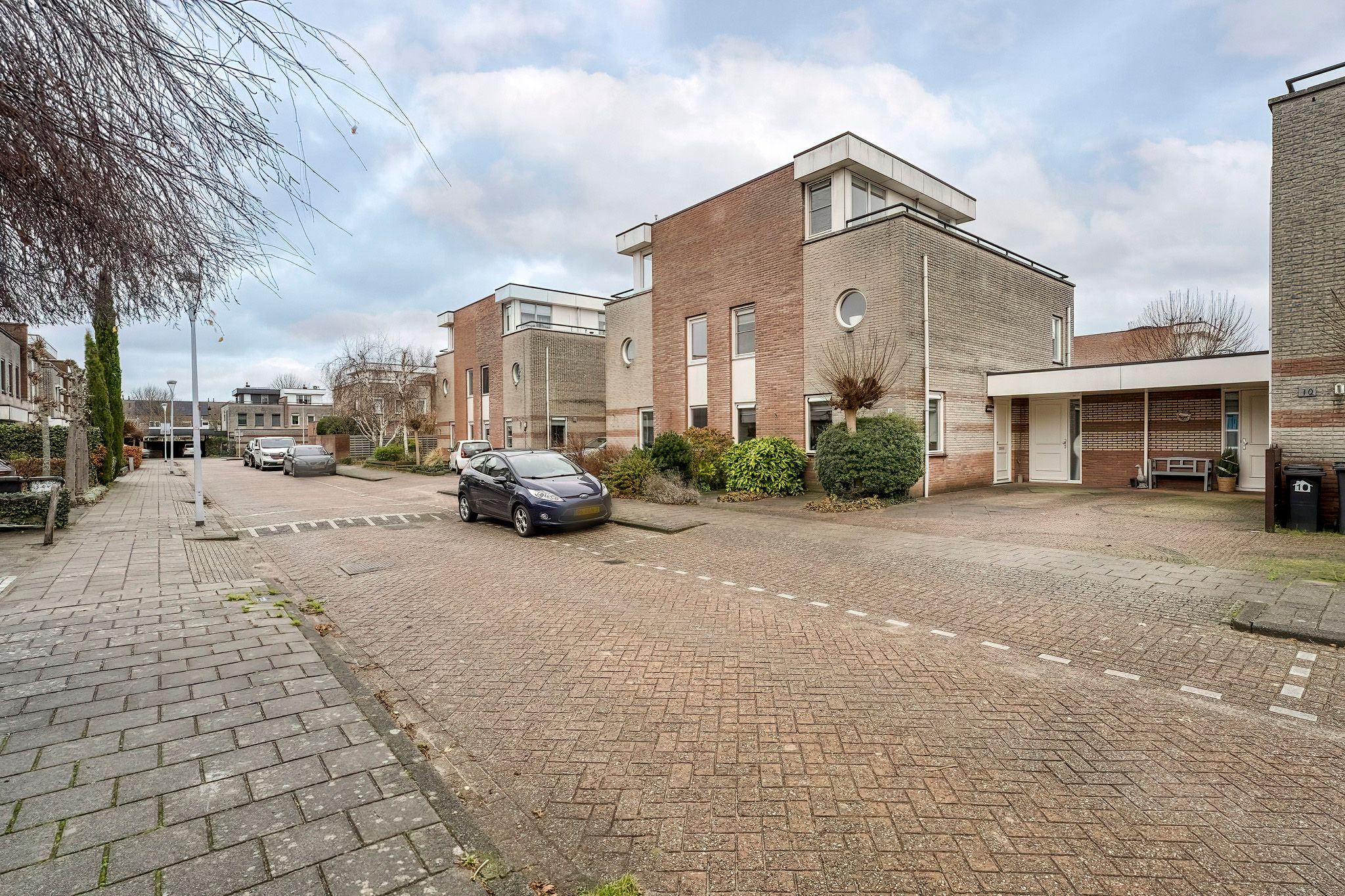 Spacious semi-detached family home in a quiet and green location in Hoofddorp — 34