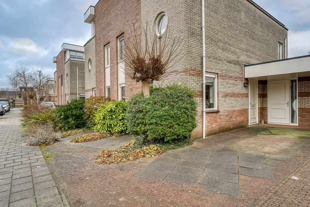 Spacious semi-detached family home in a quiet and green location in Hoofddorp — 35