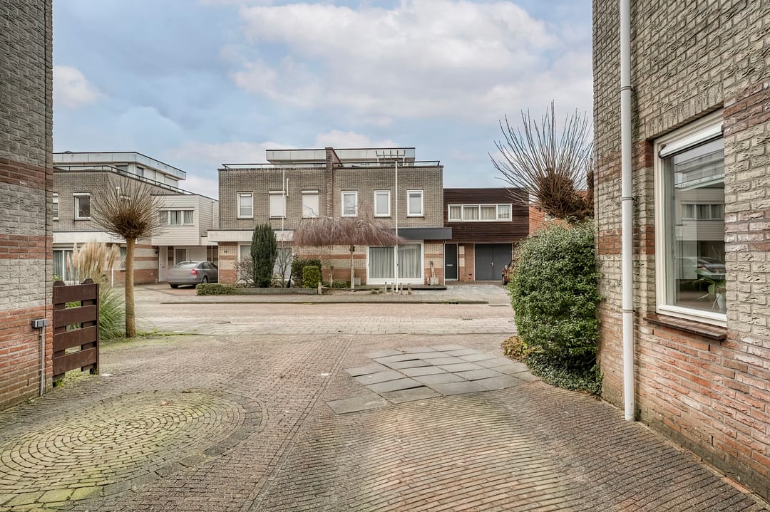 Spacious semi-detached family home in a quiet and green location in Hoofddorp — 36