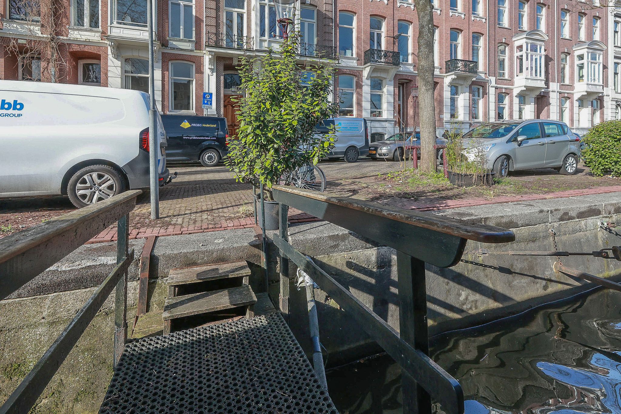 Unique Houseboat with Amstel Views in Amsterdam — 21