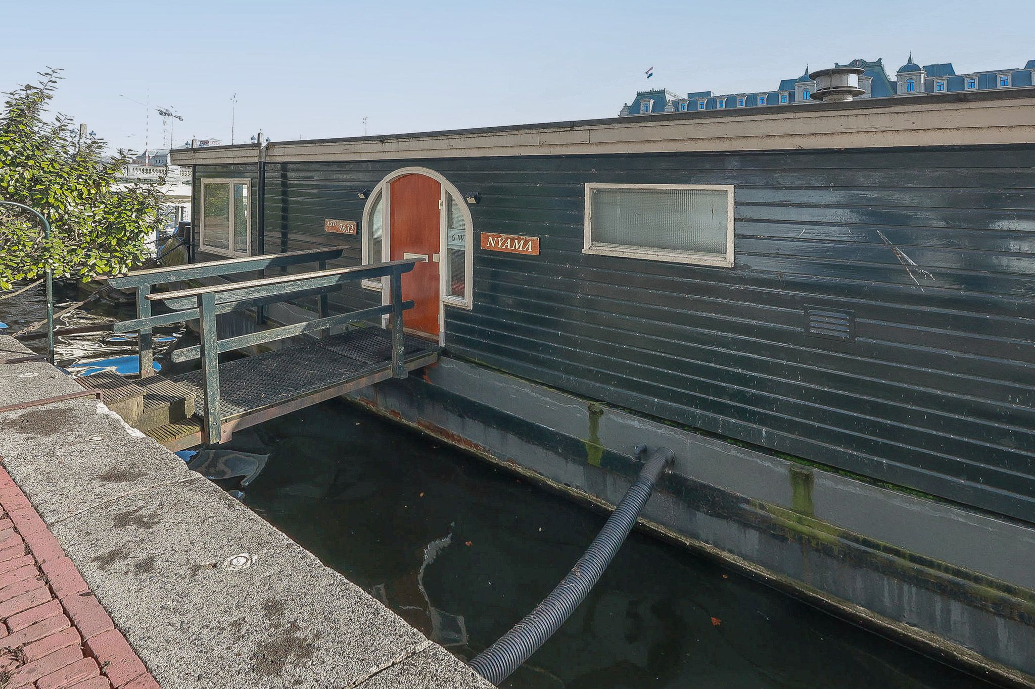 Unique Houseboat with Amstel Views in Amsterdam — 24