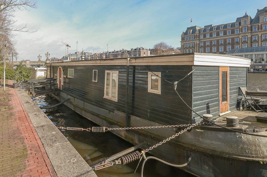 Unique Houseboat with Amstel Views in Amsterdam — 23