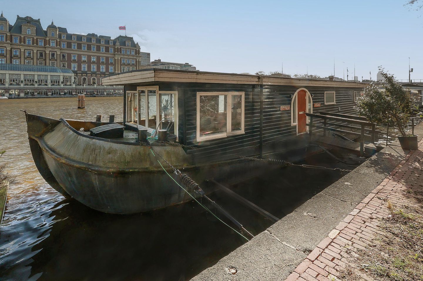 Unique Houseboat with Amstel Views in Amsterdam — 25