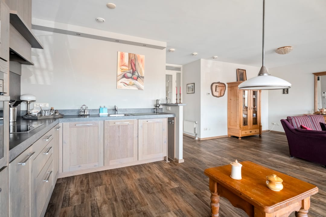 Spacious 3-Room Apartment with Balcony, Parking and Lift — 13