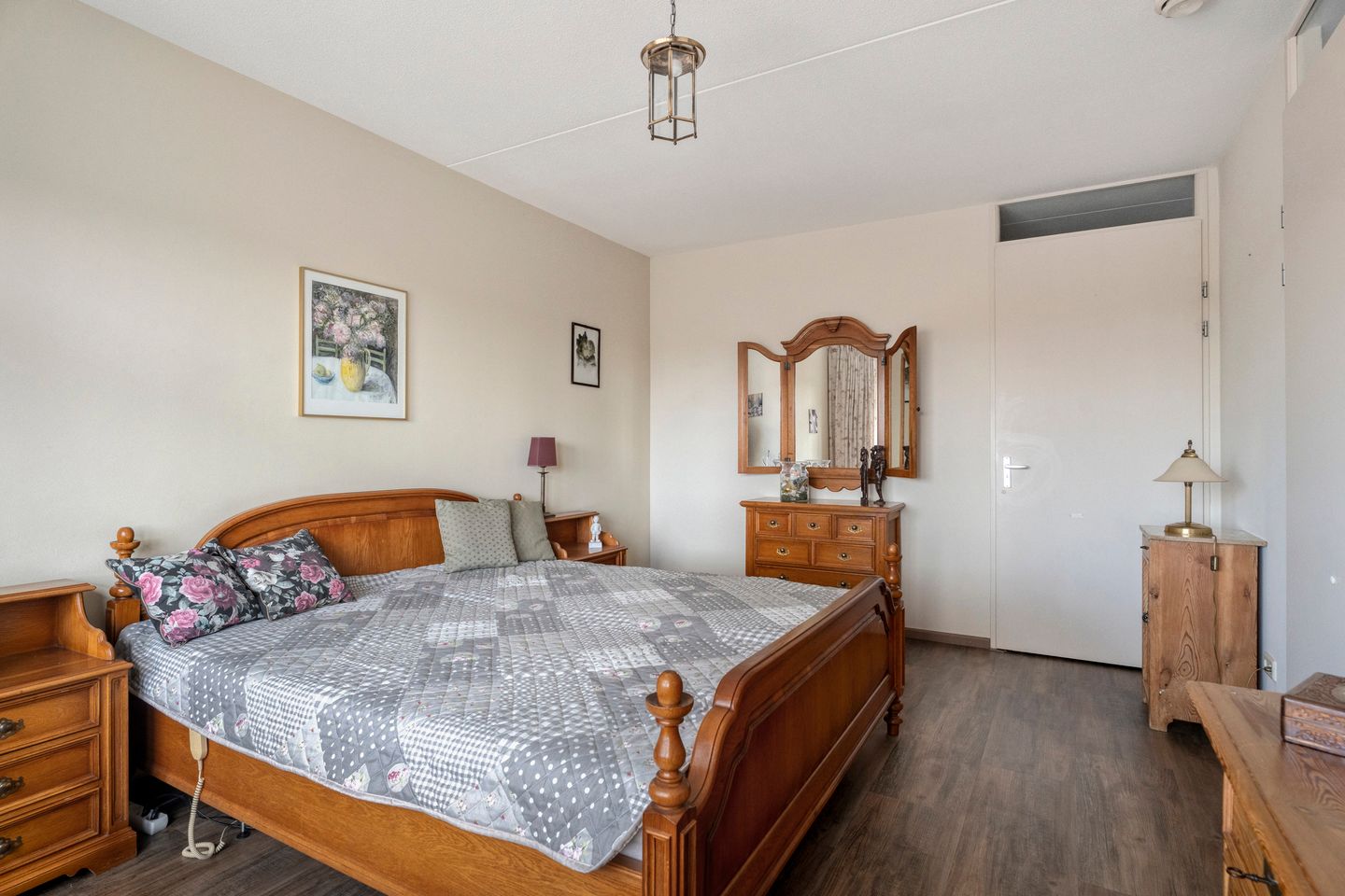 Spacious 3-Room Apartment with Balcony, Parking and Lift — 16