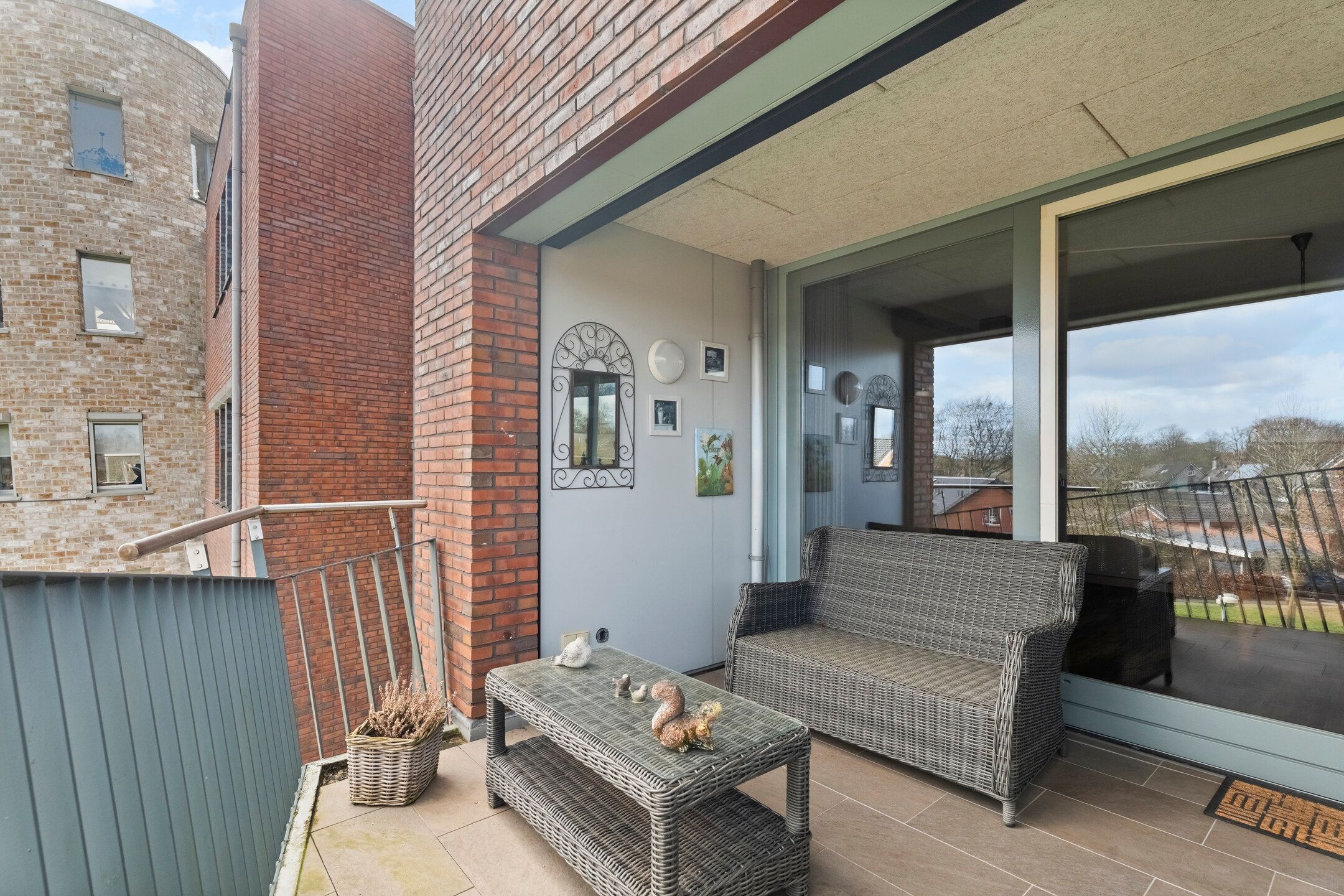 Spacious 3-Room Apartment with Balcony, Parking and Lift — 23