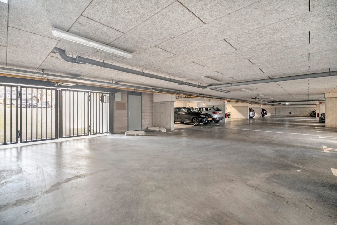 Spacious 3-Room Apartment with Balcony, Parking and Lift — 28